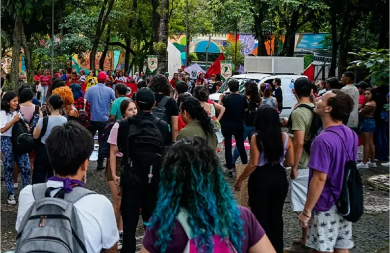 Ato público em Foz do Iguaçu pelo fim da jornada 6 por 1