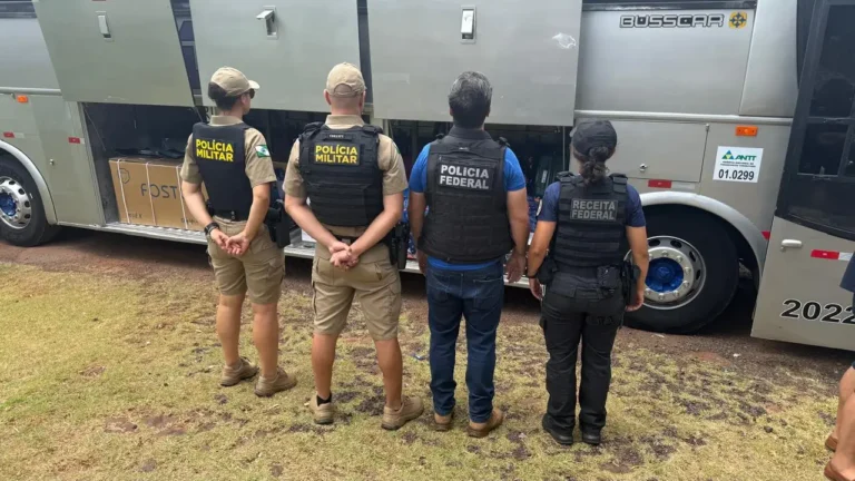 PF e Receita Federal apreendem ônibus com mercadorias descaminhadas