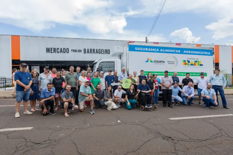 Itaipu entrega caminhão à Coaffoz
