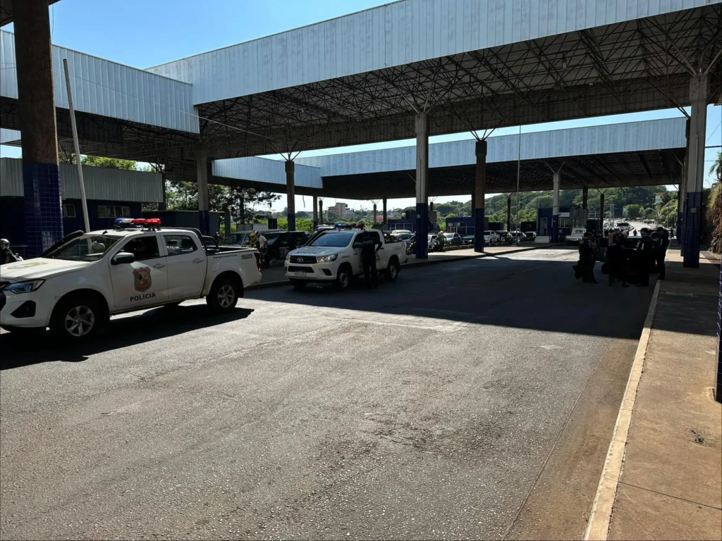 PF coordena extradição de paraguaios por homicídio e roubo em Foz do Iguaçu