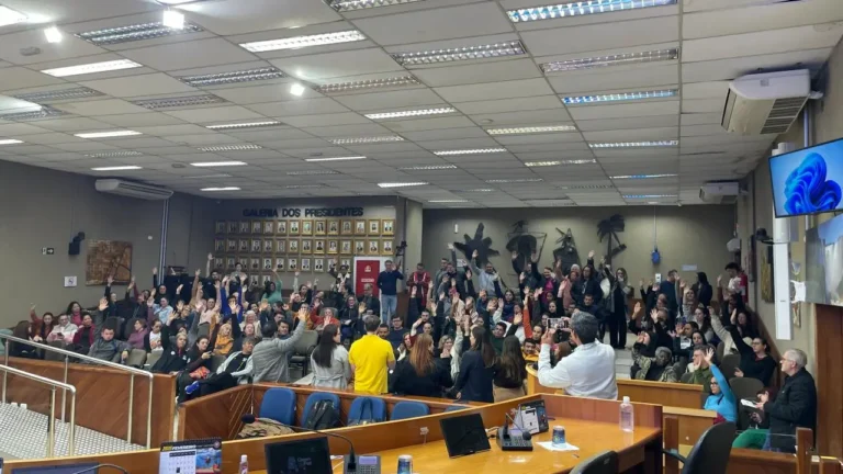 Servidores de Foz do Iguaçu rejeitam proposta de reposição anual