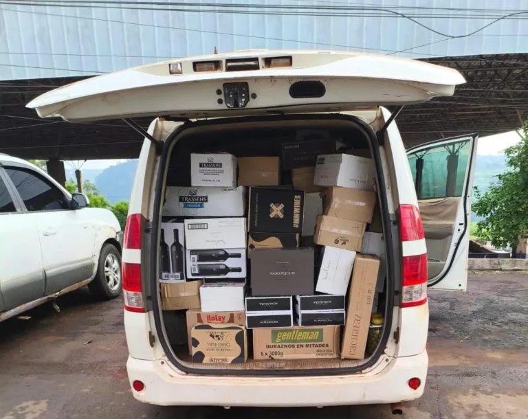 PF PM e Receita Federal apreendem veículos e mercadorias na fronteira em Foz do Iguaçu