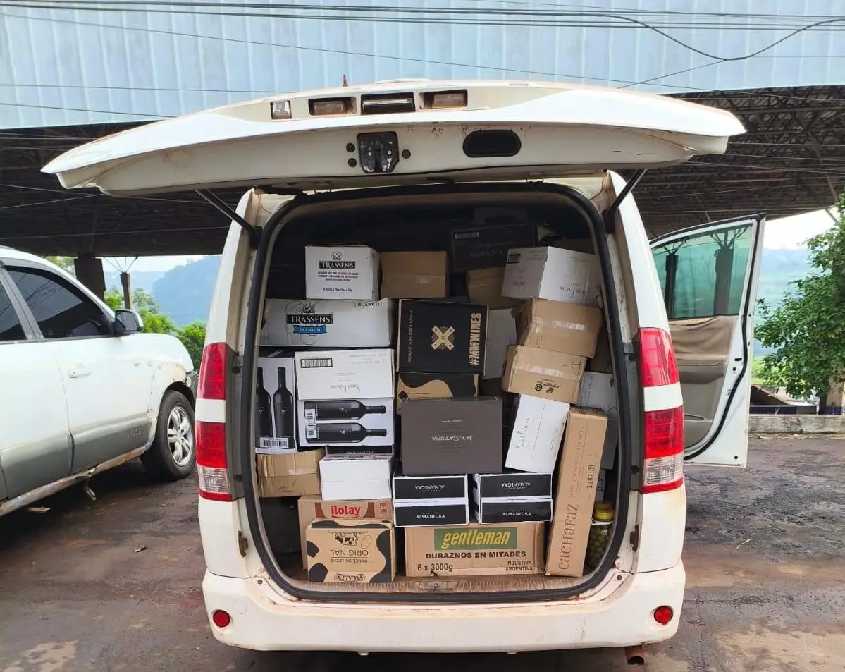 PF PM e Receita Federal apreendem veículos e mercadorias na fronteira em Foz do Iguaçu
