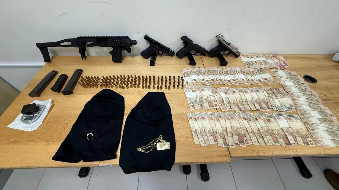 PF e PM apreendem armas munições e drogas no Jardim Jupira