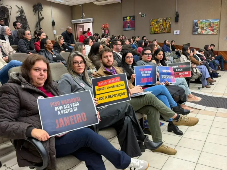 Profissionais da educação municipal fazem manifestações na Câmara